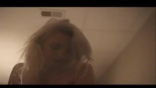 Une blonde naturelle chevauche un paysan sur une pisse, blondes