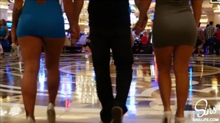 Chauve baise deux chiennes chaudes dans un trio, blondes