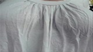 Eine reife Russin hockt und schlägt einen Schwanz, Reife Milf