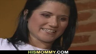 Eine blonde Mama will eine junge Brünette, Reife Milf