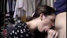 Une brune chaude tire sur un bâton géant, Fellation