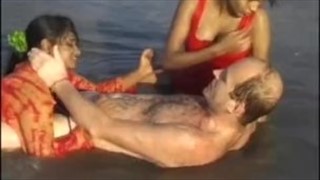 Indienne baise en public, Réservoir