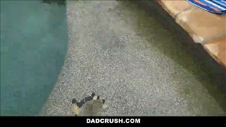 Une nana athlétique lèche un pénis dans le jardin, Petits seins