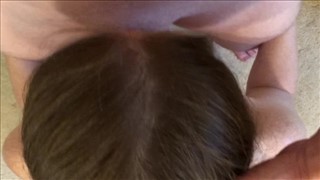 Plantureuse brune aime le goût du sperme, Fellation
