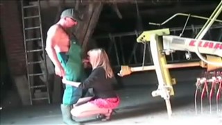 La poupée s’accroupit et tire la bite de l’ouvrier, Fellation
