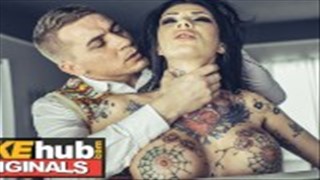 Die künstliche Hündin wird am Panzer geleckt, Reife Milf