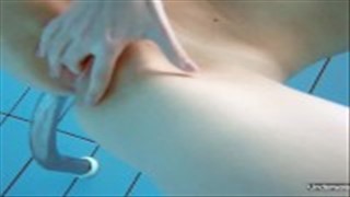La beauté publique exhibe son corps divin, Rasé