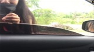 Brünette in einem BH zieht einen Schwanz im Auto, Große Titten