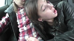 La brune tire un petit pénis, Pornhub