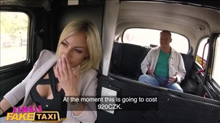 Sexe dans un taxi avec un minou en silicone, Tatouage porno