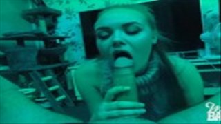 Une mignonne blonde tire un long pénis, Pornhub