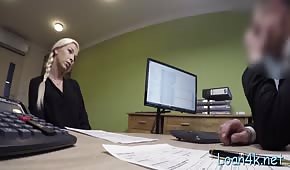 Junges blondes Mädchen lutscht Schwänze für eine Gehaltserhöhung, Porno