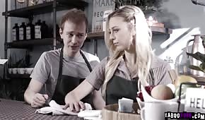 Sex mit einer schönen Blondine in einem Café, Porno