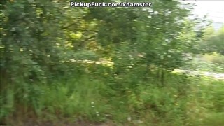 En promenade avec un homme noir et son ami, Rasé