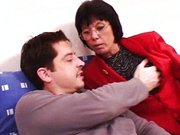 Er steckt ihr beim klassischen Sex einen Finger in den Arsch, Ficken